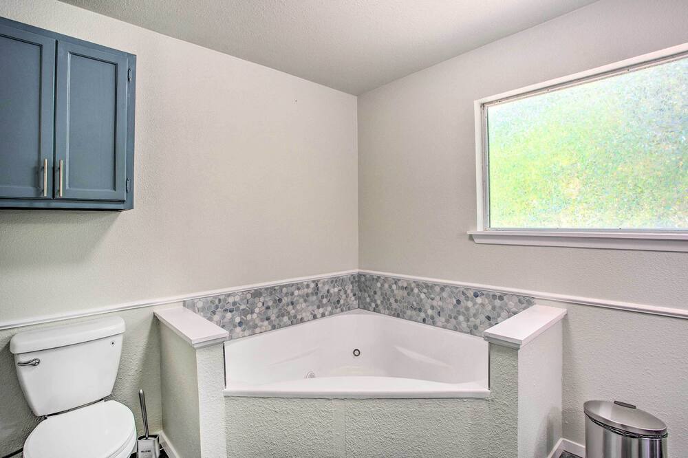 Photo of Bathroom in Quinlan