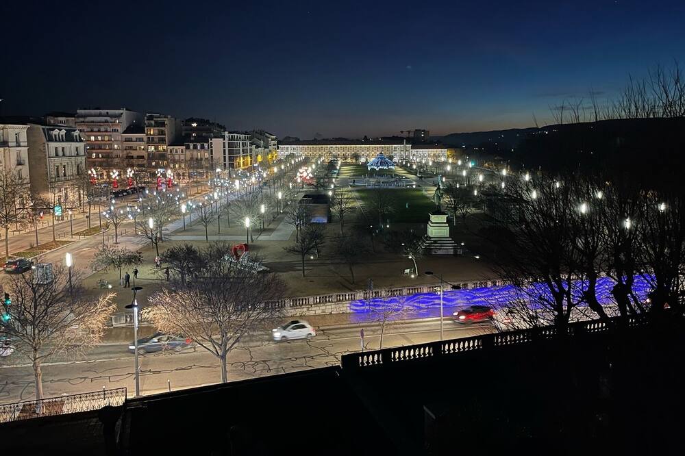 Photo of Others in Valence