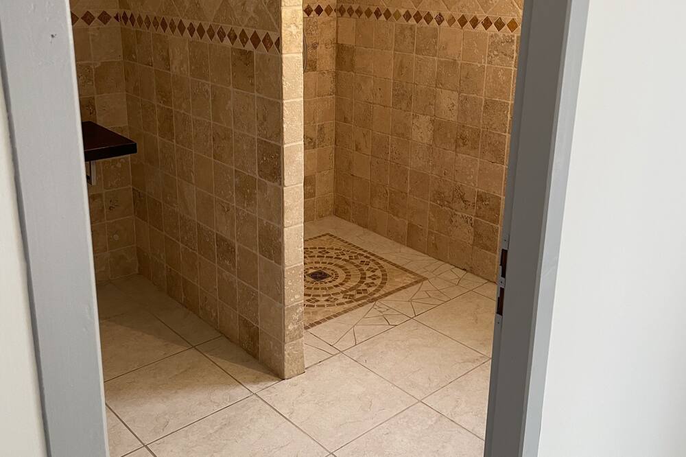 Photo of Bathroom in Banne