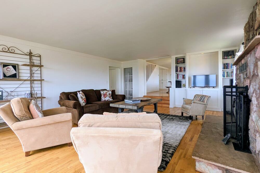 Photo of Livingroom in Amity