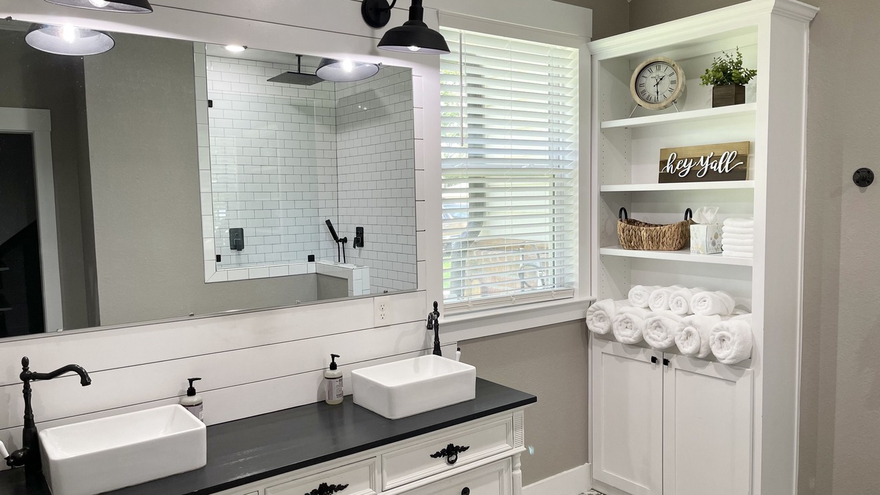 Photo of Bathroom in Carolyn Estates