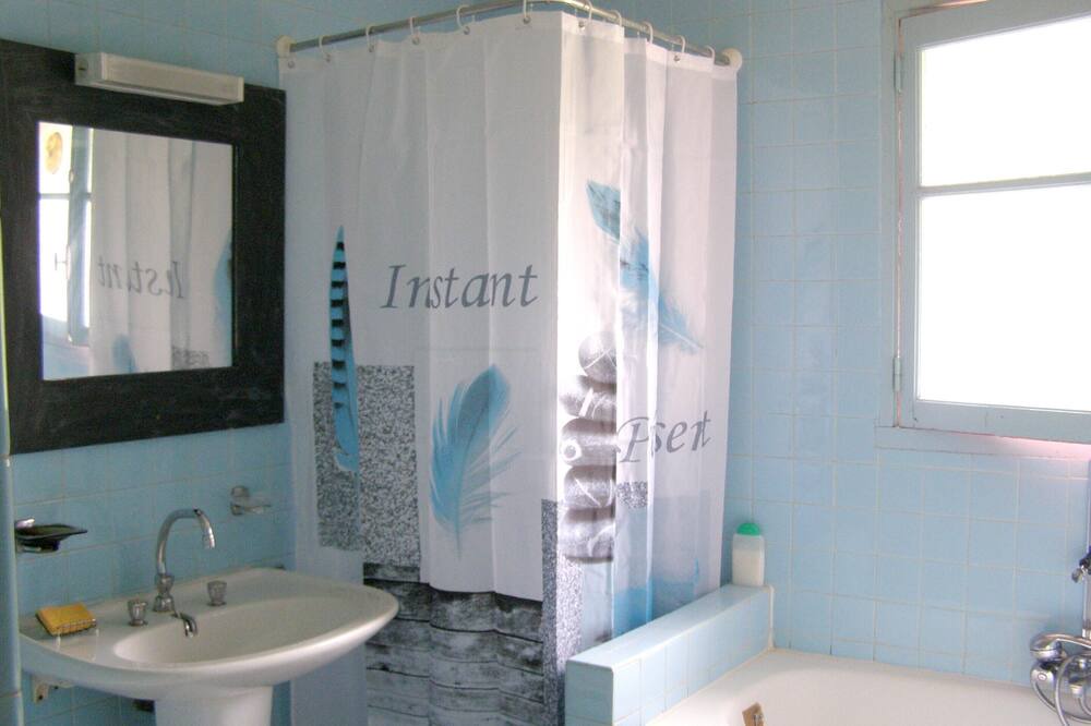 Photo of Bathroom in Camarade