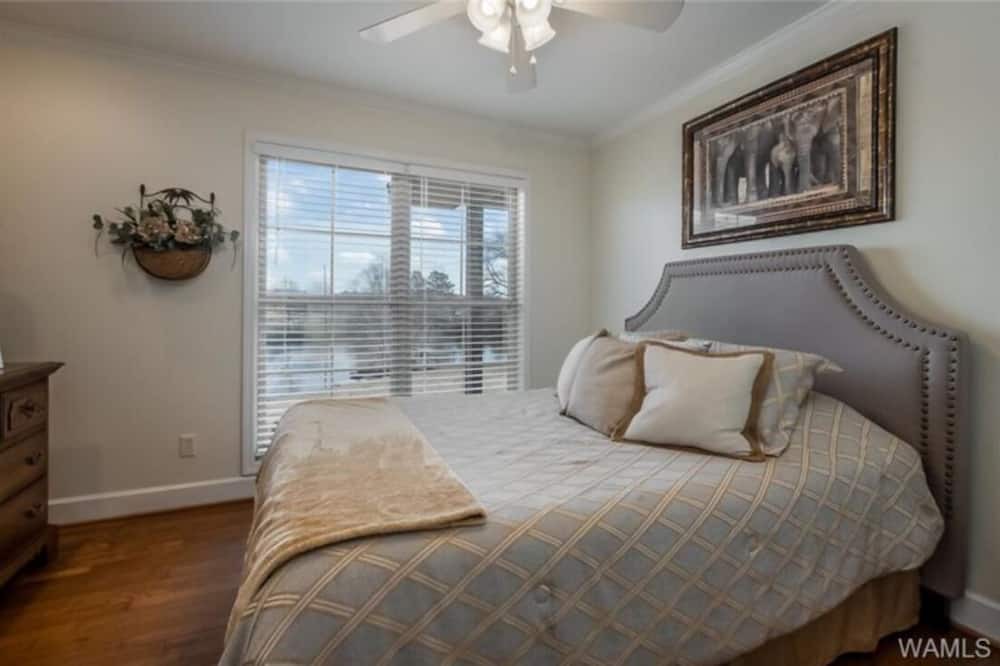 Photo of Bedroom in Northport