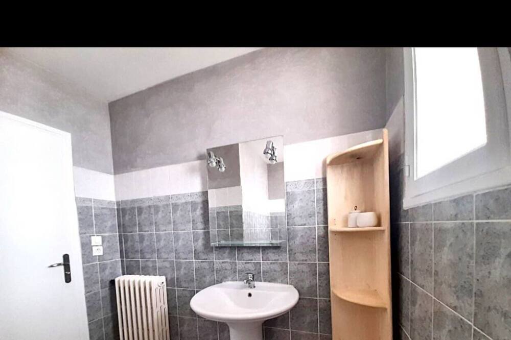 Photo of Bathroom in Lemasson