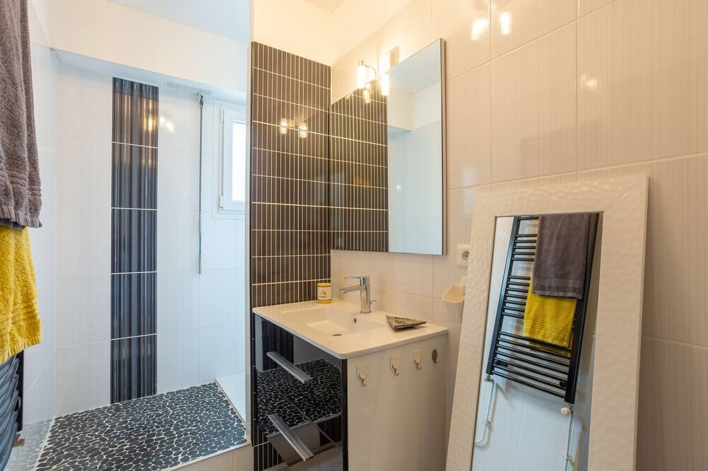 Photo of Bathroom in Dinan