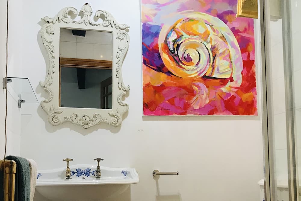 Photo of Bathroom in Llanvair Kilgeddin