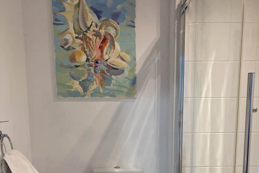 Photo of Bathroom in Llanvair Kilgeddin