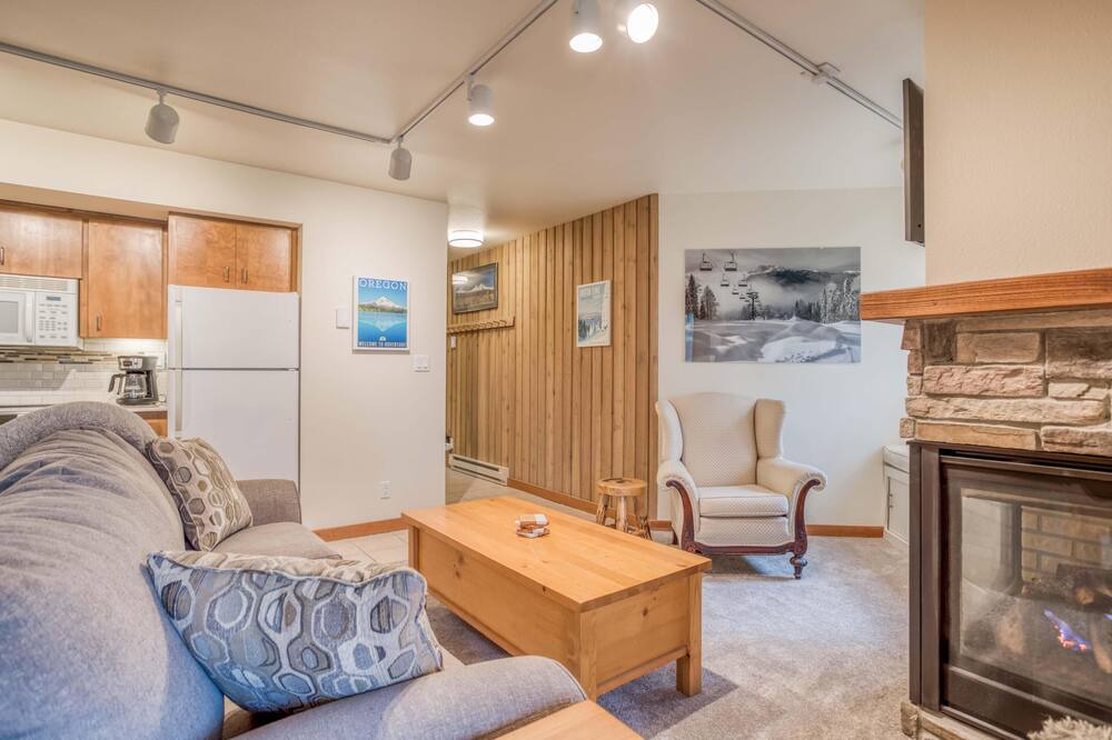 Photo of Livingroom in Century West