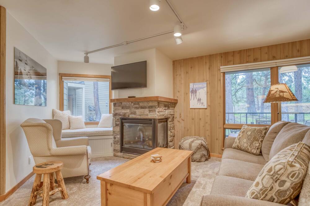 Photo of Livingroom in Century West