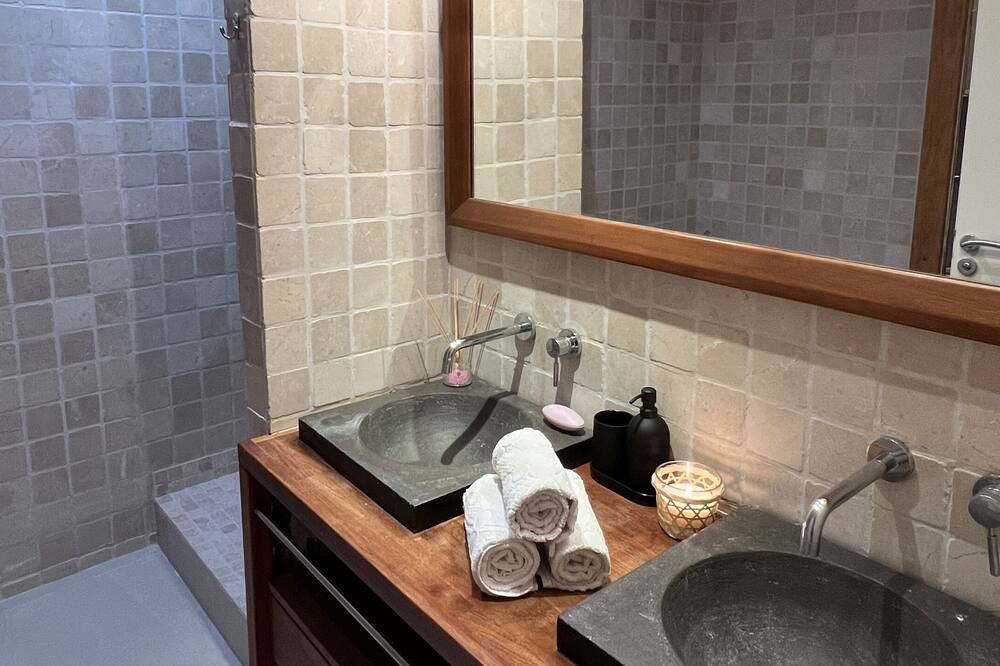 Photo of Bathroom in Camaret-sur-Aigues