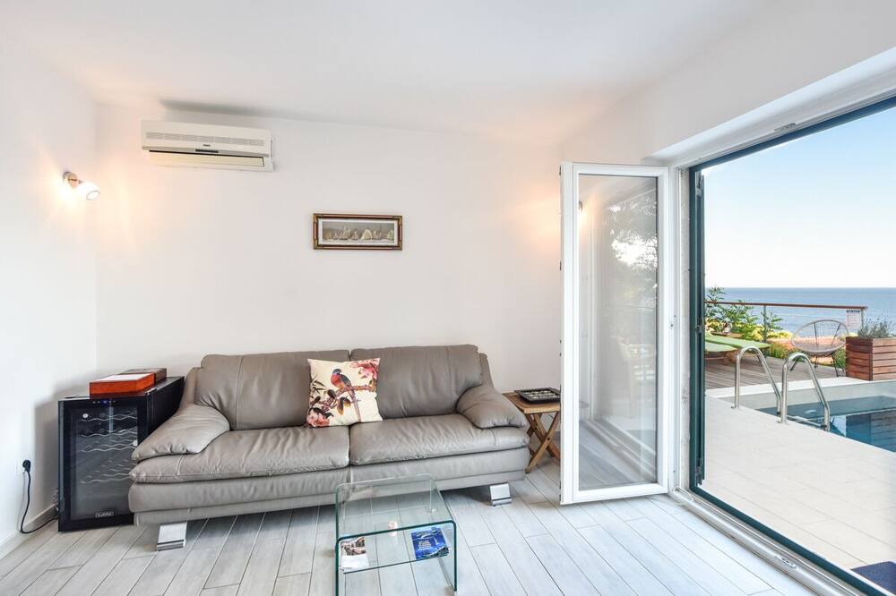 Photo of Livingroom in Krizni rat