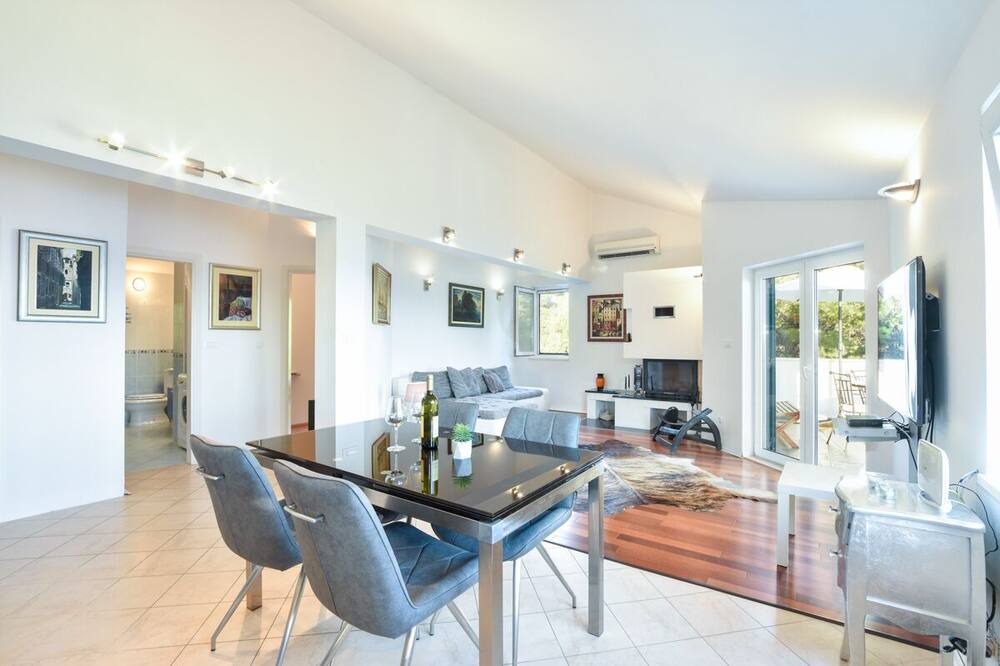 Photo of Livingroom in Krizni rat