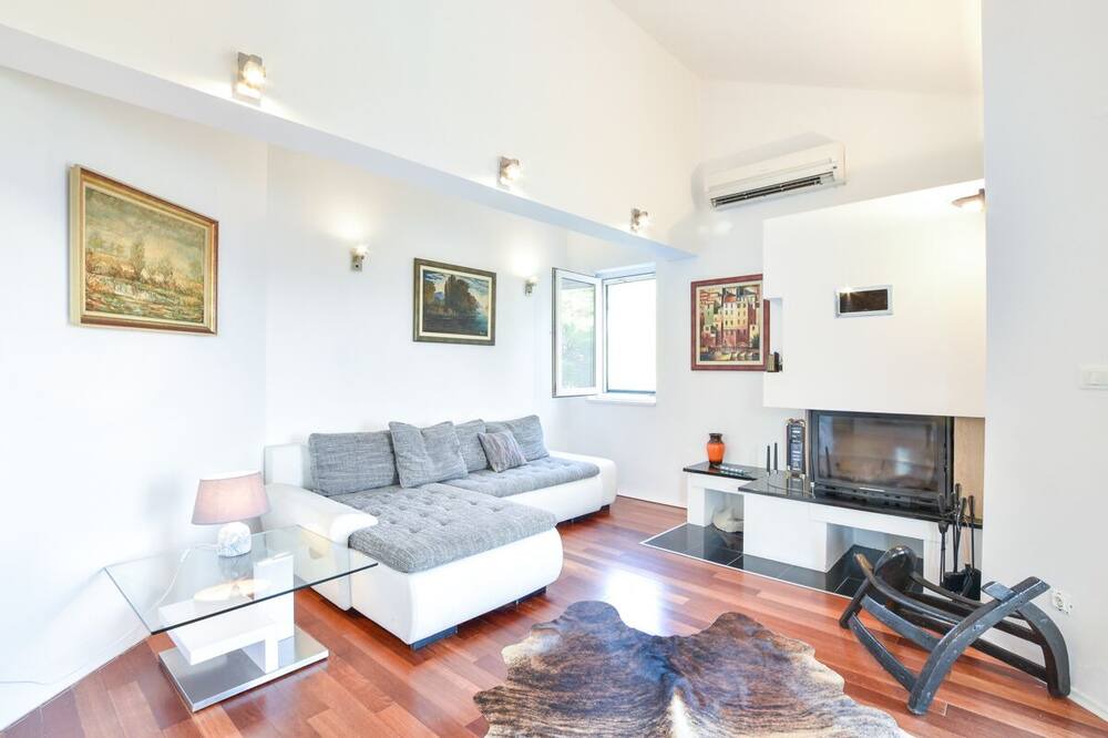 Photo of Livingroom in Krizni rat