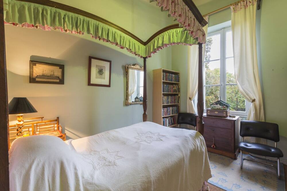 Photo of Bedroom in Villeloin-Coulange