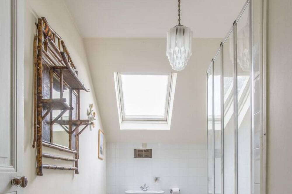 Photo of Bathroom in Villeloin-Coulange