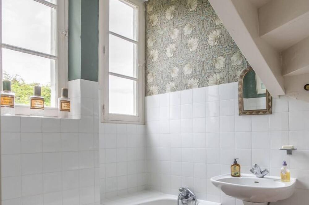 Photo of Bathroom in Villeloin-Coulange