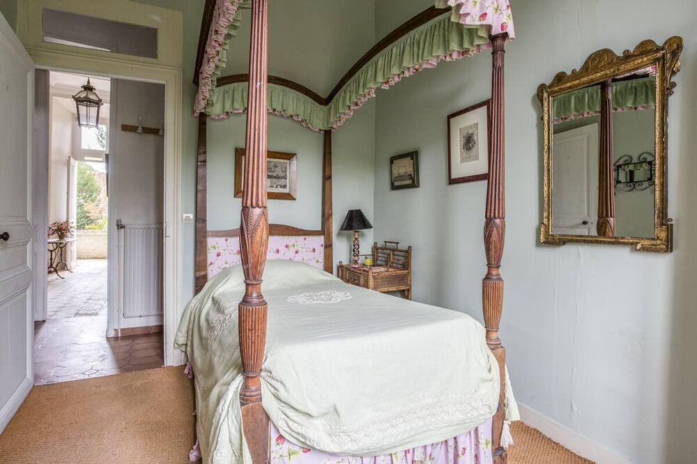 Photo of Bedroom in Villeloin-Coulange