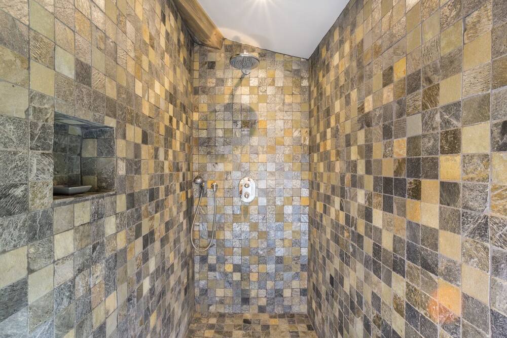 Photo of Bathroom in La Capelle-et-Masmolene