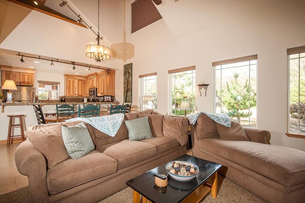 Photo of Livingroom in Rockaway Beach