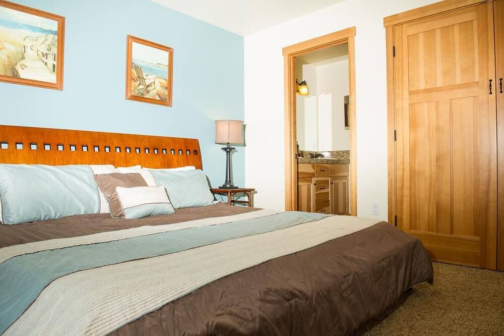 Photo of Bedroom in Rockaway Beach