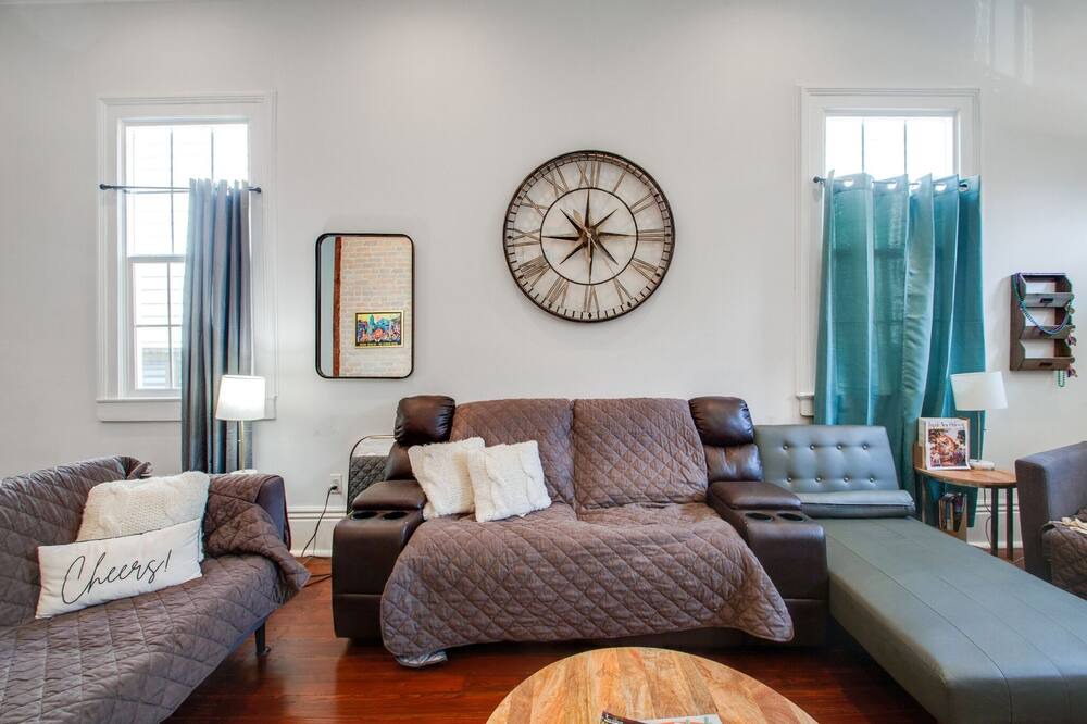 Photo of Livingroom in Esplanade Ridge