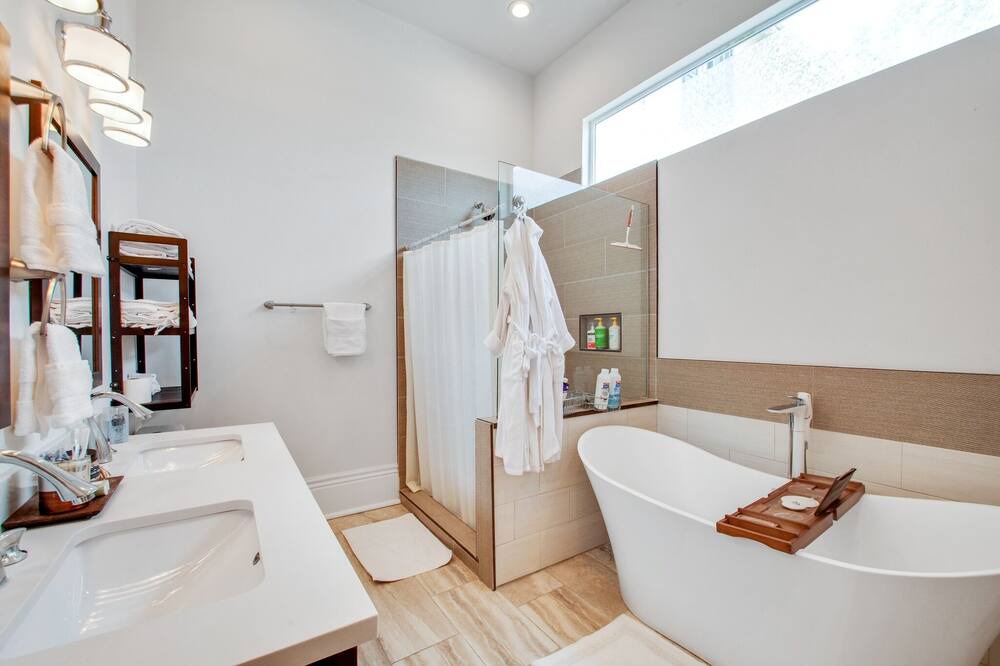 Photo of Bathroom in Esplanade Ridge