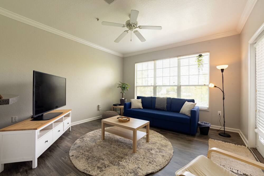 Photo of Livingroom in Florida Center North