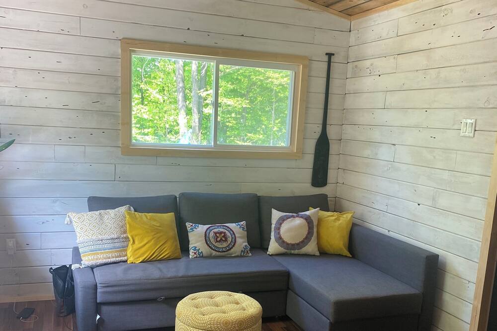 Photo of Livingroom in Central Frontenac