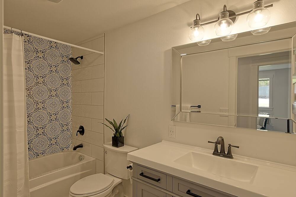 Photo of Bathroom in Boulevard Bluffs