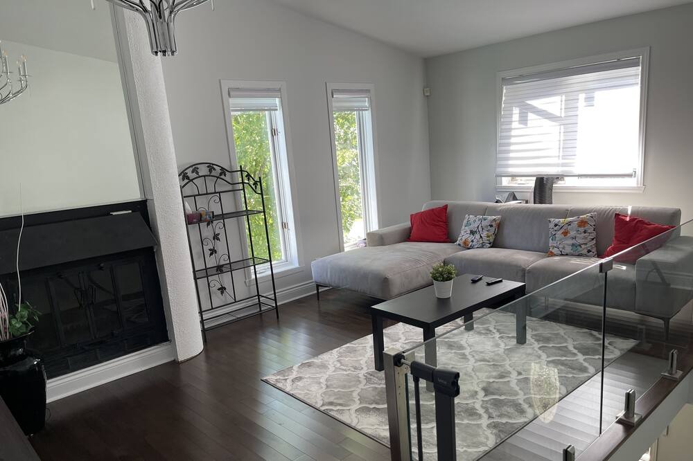 Photo of Livingroom in Fabreville