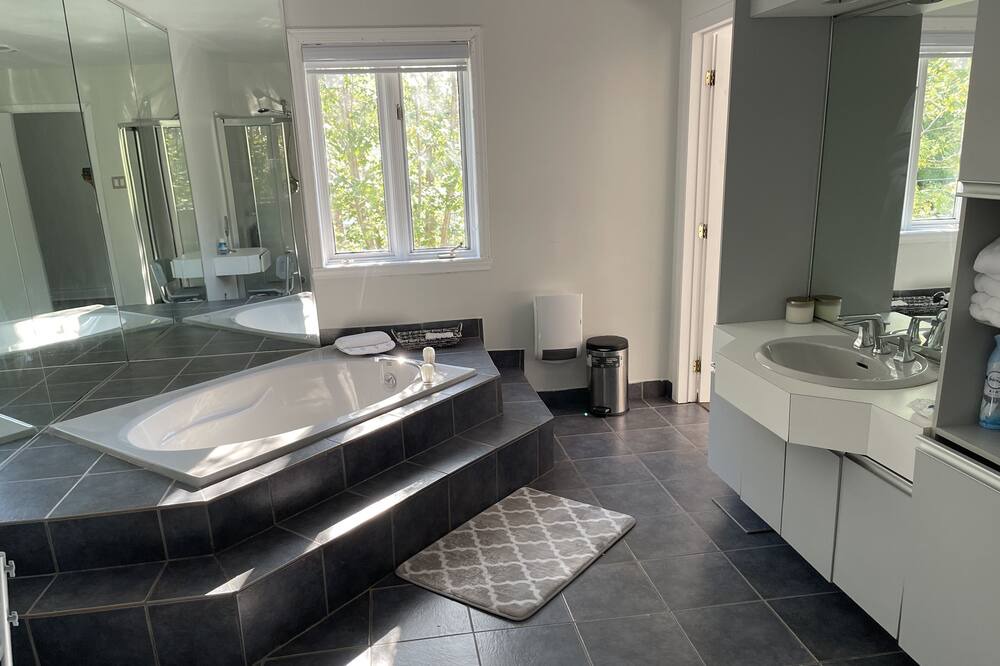 Photo of Bathroom in Fabreville