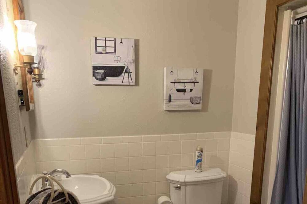 Photo of Bathroom in Pettit