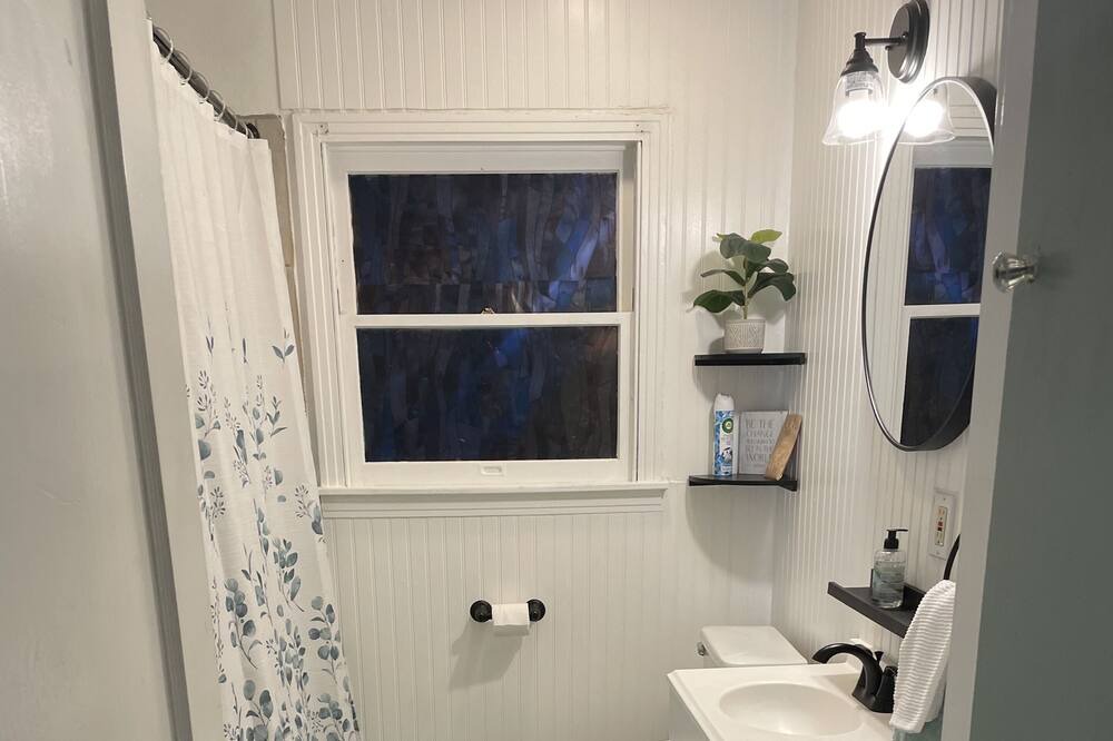 Photo of Bathroom in Northwest Los Angeles Heights