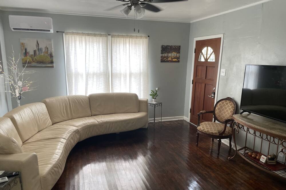 Photo of Bedroom in Northwest Los Angeles Heights