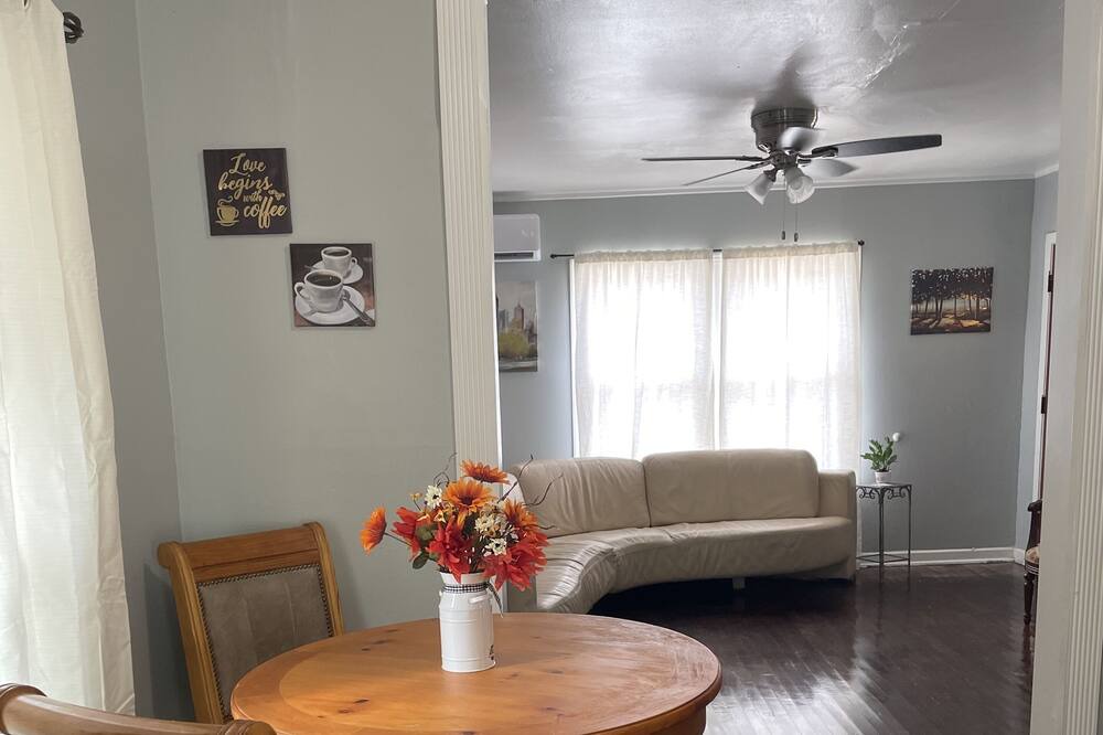 Photo of Livingroom in Northwest Los Angeles Heights