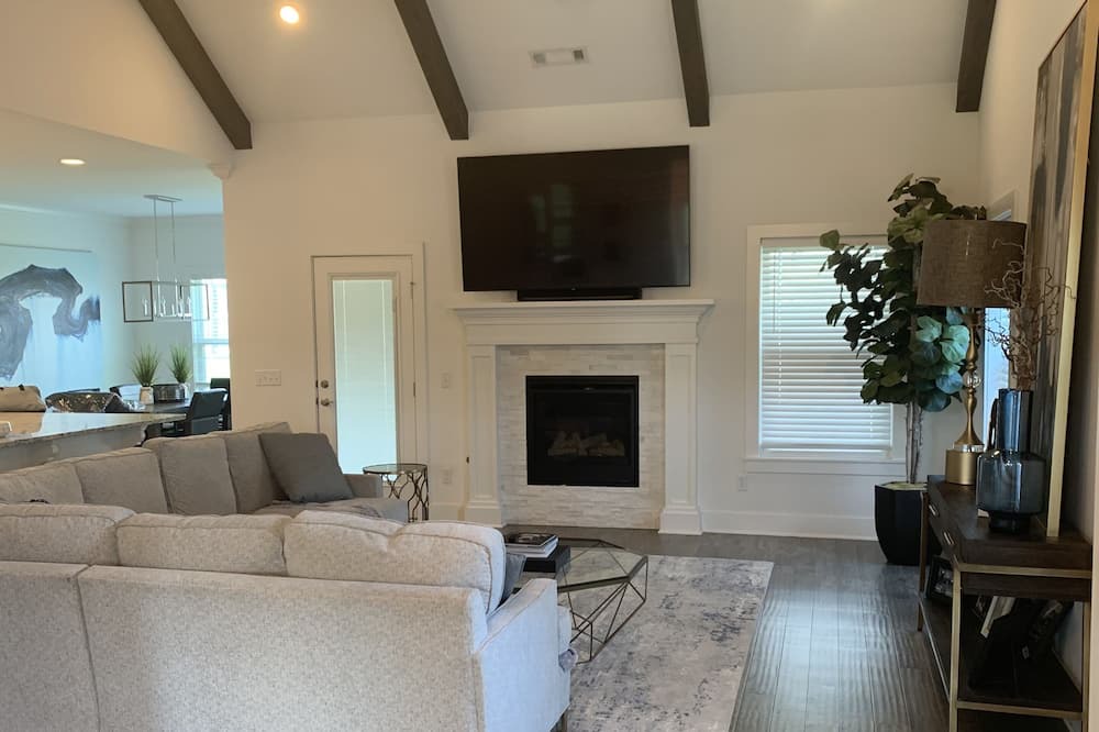 Photo of Livingroom in Cave Springs