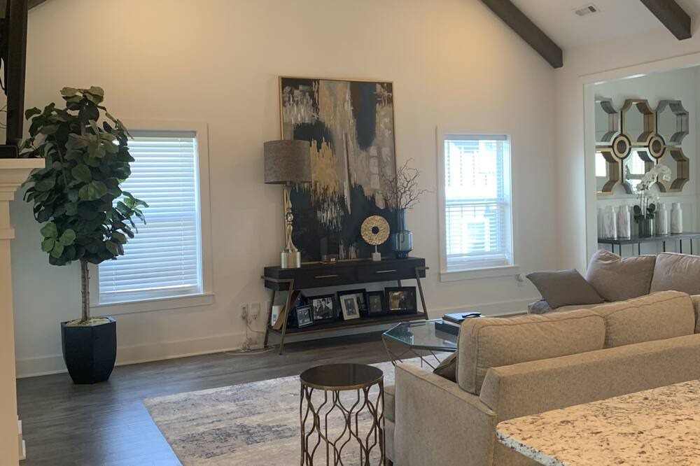 Photo of Livingroom in Cave Springs