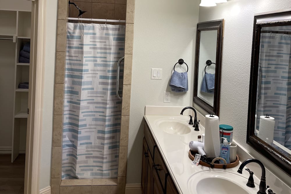 Photo of Bathroom in Royse City