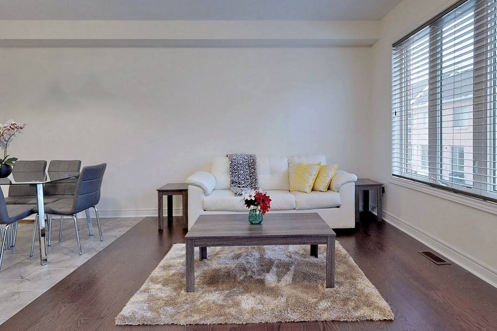 Photo of Livingroom in Aurora