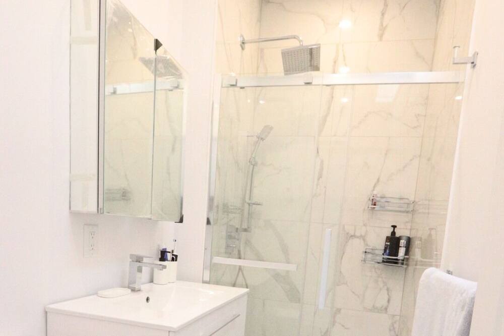 Photo of Bathroom in De Lorimier