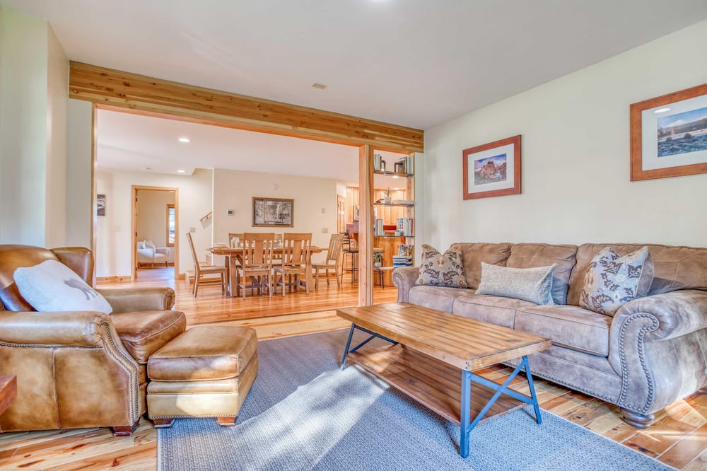 Photo of Livingroom in Oregon Water Wonderland