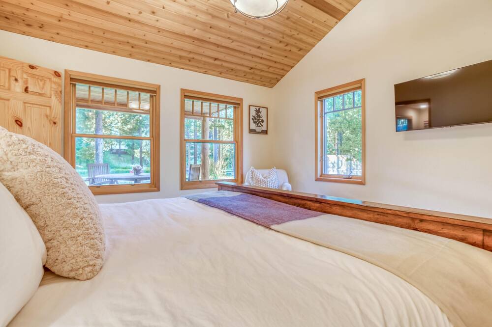Photo of Bedroom in Oregon Water Wonderland