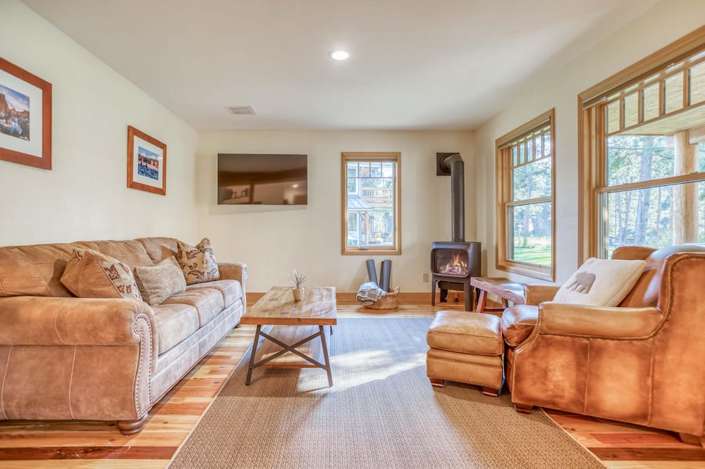 Photo of Livingroom in Oregon Water Wonderland