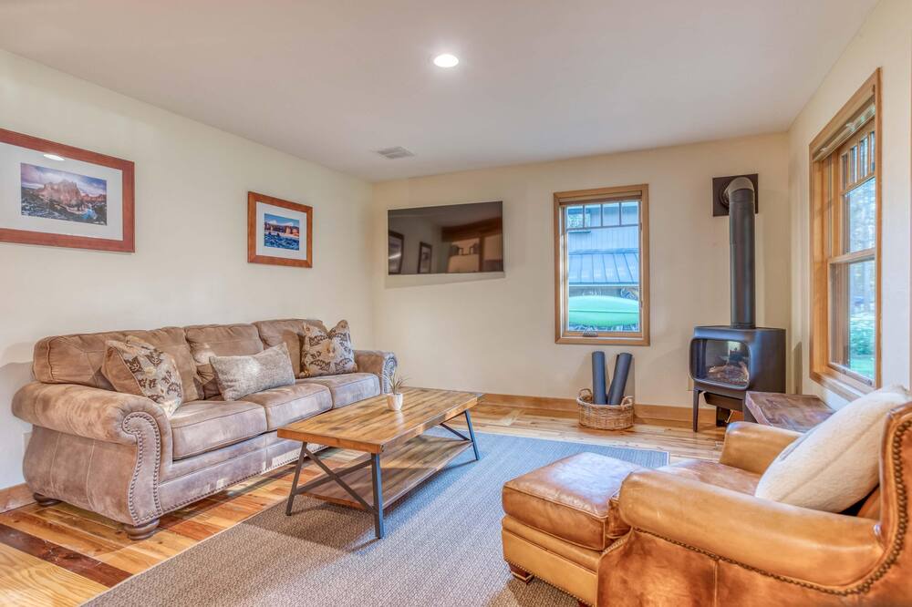 Photo of Livingroom in Oregon Water Wonderland