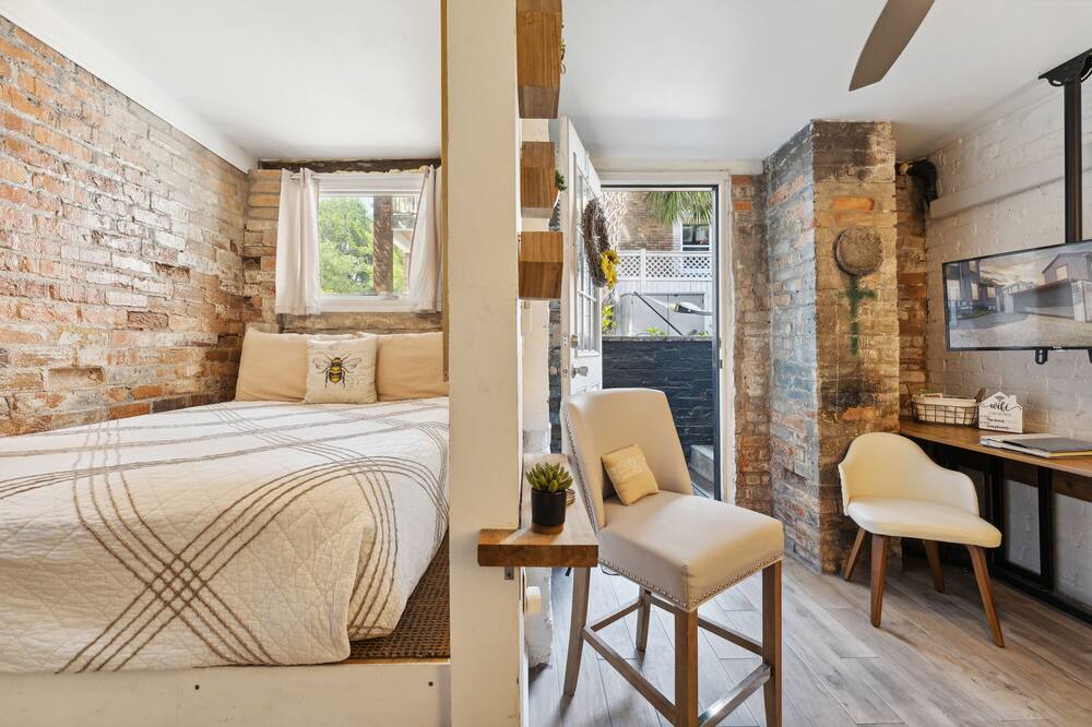 Photo of Bedroom in Metropolitan