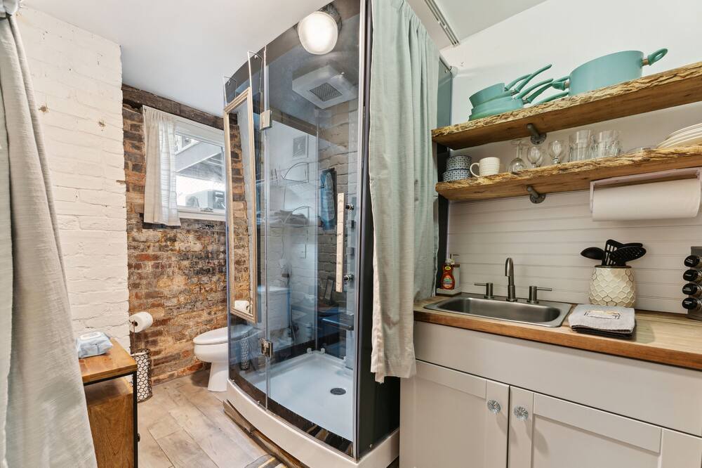 Photo of Bathroom in Metropolitan