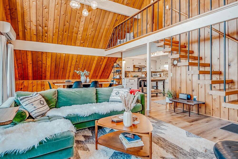 Photo of Livingroom in Lake Arrowhead