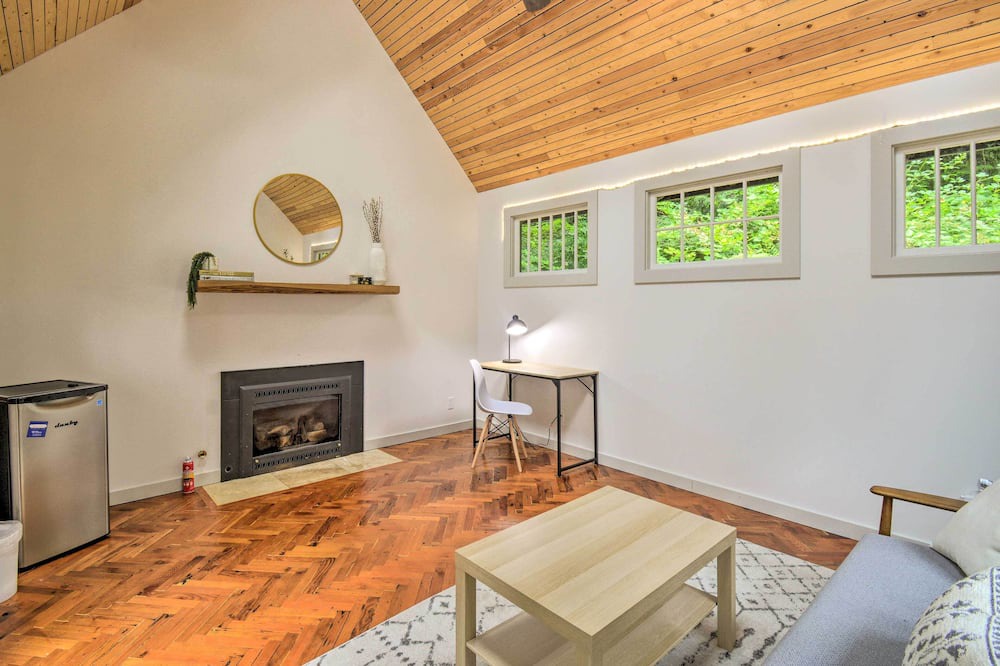 Photo of Livingroom in Suquamish