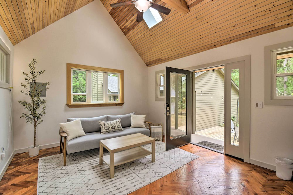 Photo of Livingroom in Suquamish