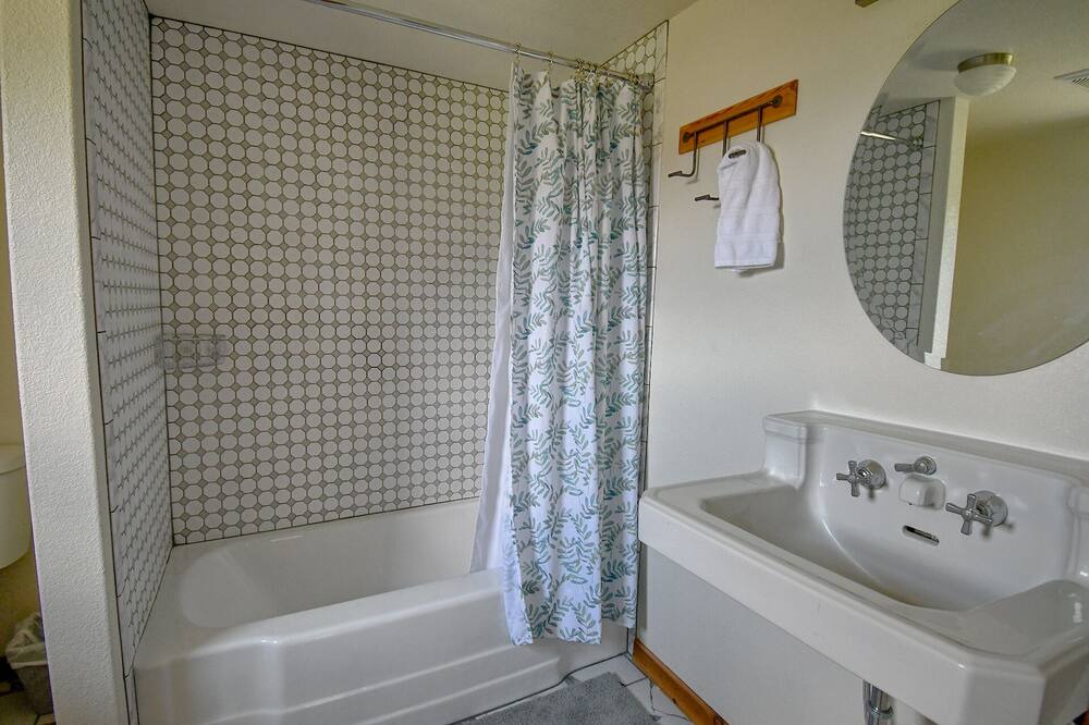 Photo of Bathroom in Tahlequah